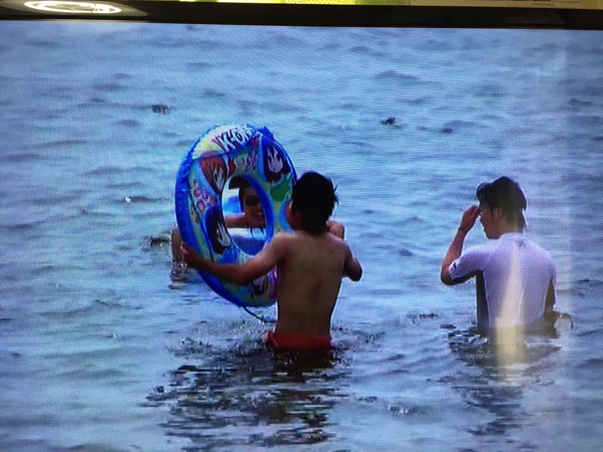 ザッツ新快速観てたら新たな発見が…須磨海岸の海水浴客がけいおんの浮き輪使ってる（笑）