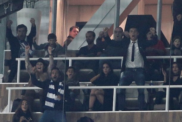 real_pasion's tweet photo. Joder con Cristiano, no se cansa... pidiendo fuera de lugar desde el palco. https://t.co/ZFl9r7M5fW