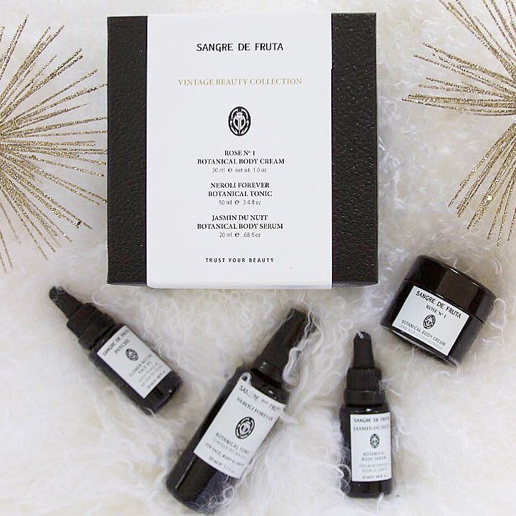 |12 DAYS OF GIVEAWAYS|
On the 5th Day, I'm teaming up with <a href="/sangredefruta/">Sangre de Fruta</a> to give one luck… ift.tt/2hhda9S