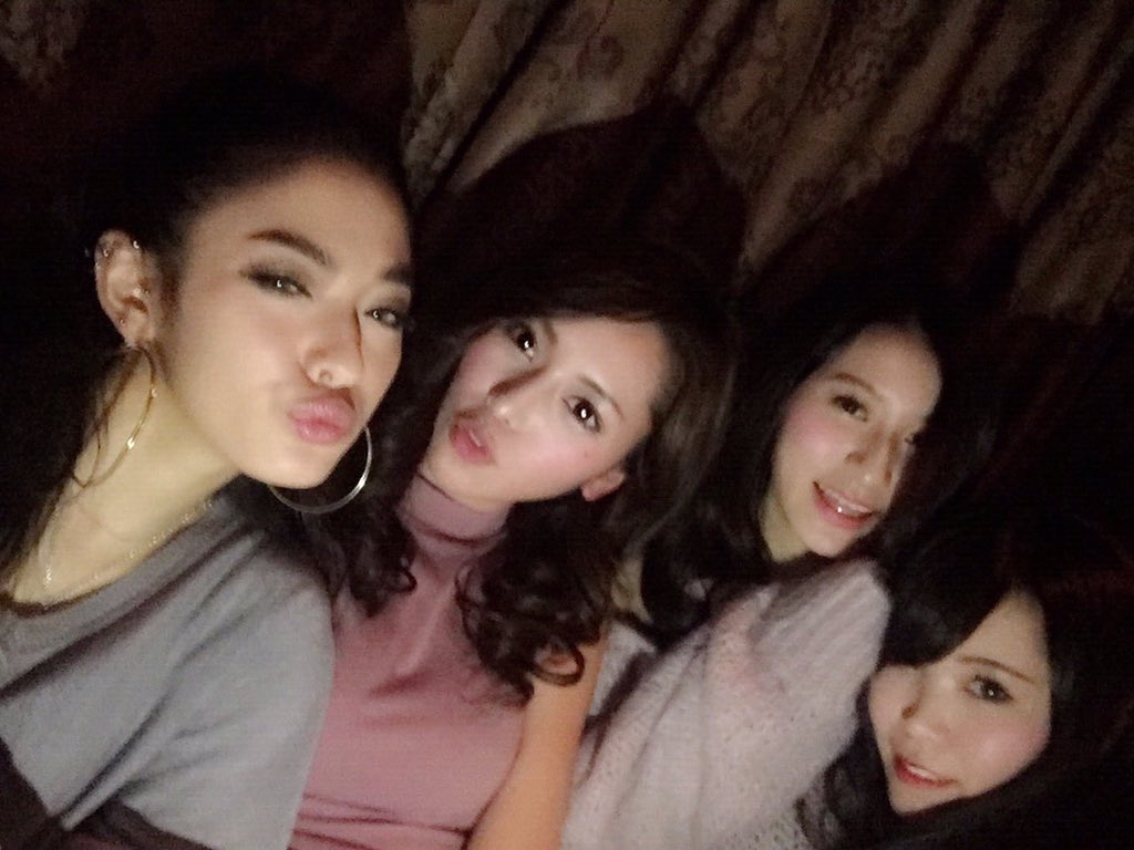 溢れんばかりの海外臭をまとって帰ってきた( ͒ ु•·̫• ू ͒)
あすかさん大好き❤️おかえりなさい
わたしめっちゃニヤけてる（笑） https://t.co/tM7zx1pwbV