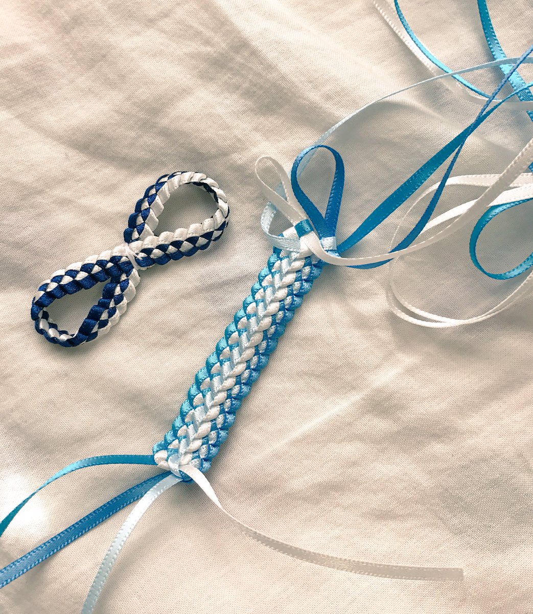 うづき Boothオープン中 今日のリボンレイ トリプルブレード 6本のリボンで編むブレードの応用です 水色2本 ネイビー4本で編みましたが 表側は綺麗に交互になった 編み目の不思議 ちなみに 3枚目の写真のリボン型がシングル 水色の方が