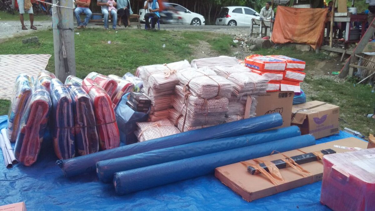 dper_ui's tweet photo. Tim @univ_indonesia Peduli Aceh membawa bantuan logistik, obat-obatan dan ambulans sebagai bantuan medis #drpmUI #PeduliAceh https://t.co/wmt1wFxLCS
