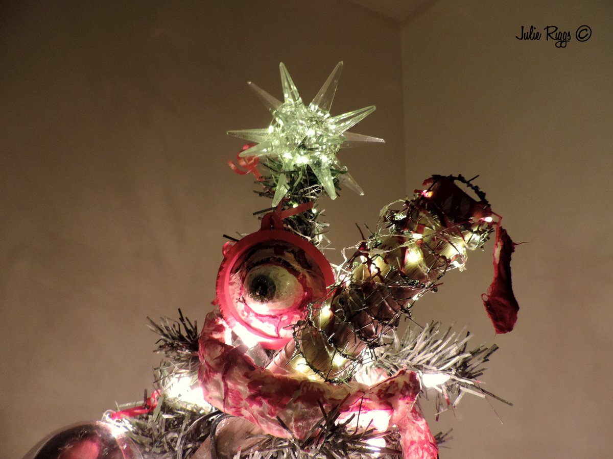 DannyRiggs6's tweet photo. Walking dead Christmas tree. Video on You Tube https://t.co/bG35tFbPcy