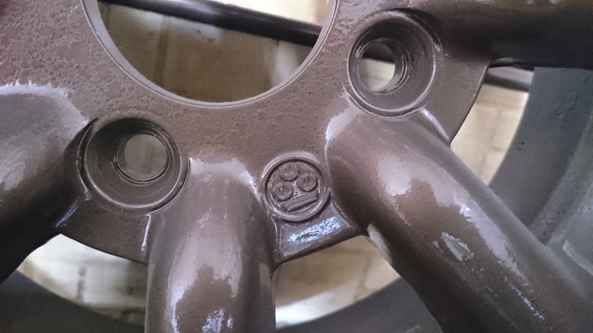 おぐりんず Kishin123 手持ちの現物の画像ですが ナットホールの間に鶴3羽の刻印があれば本物です 専用ナットなのは 下記画像のようにテーパー中心部に段差があるからです 専用ナットはテーパー部が短くなってます この段差に干渉しない汎用ナット