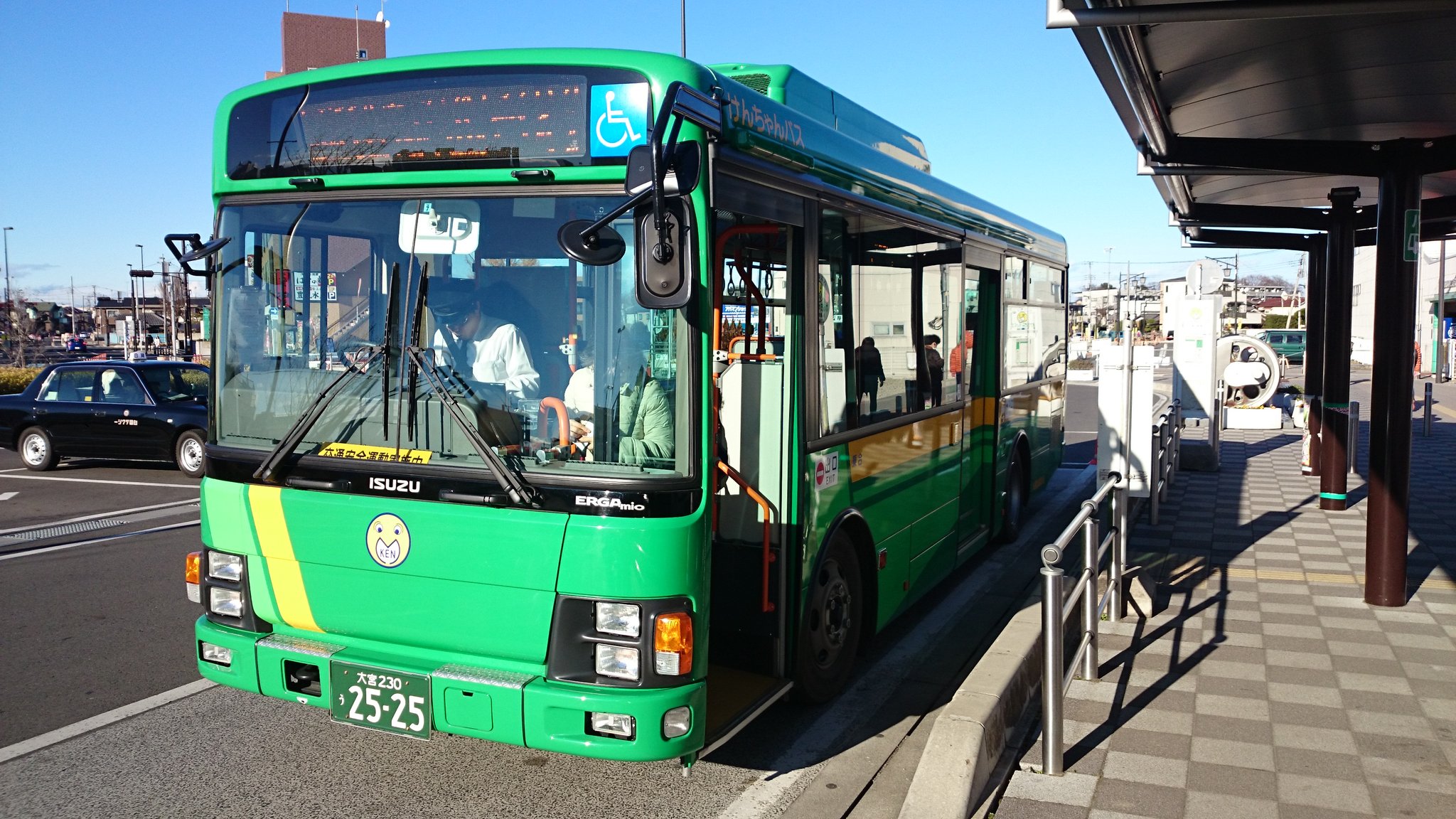 おけら En Twitter 蓮田駅1435発の上尾駅行きけんちゃんバスは 丸建自動車大宮230う2525で運行 運転席に バスロケ用と思われるスマートフォンが置かれています バス運転者のポケモンgo騒動が頻発すると このような業務用スマホが 誤解されそうです T Co