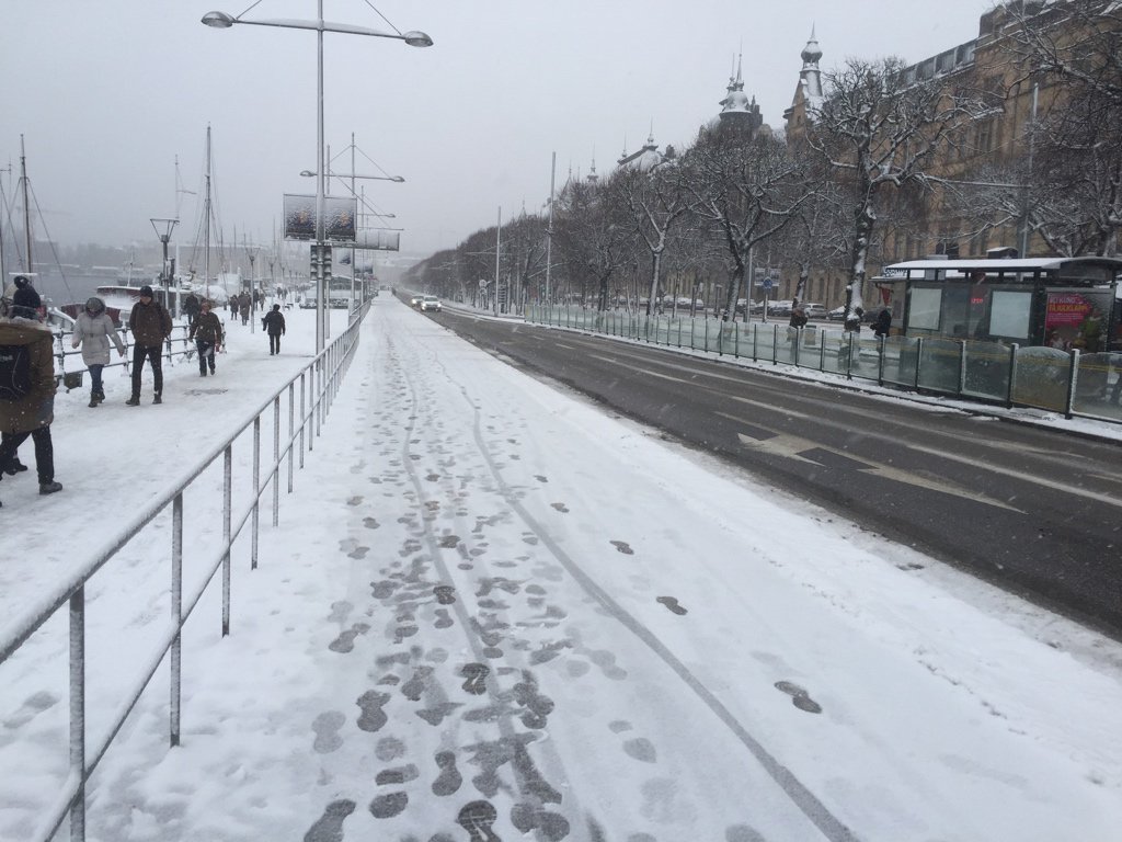 MarisAIsknis's tweet photo. Sveiciens velofašistiem, šis ir nenotīrīts (Ak Dievs, šausmas!!!) veloceliņš Stokholmā. https://t.co/iFQlrCCCww