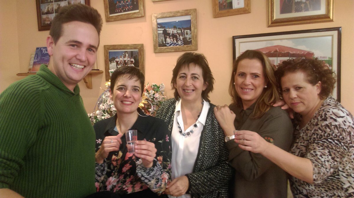 Mjesusmilena's tweet photo. @PSOECoin acompañando a @coroFuensanta en su tradicional inicio de la Navidad e inauguración del belen https://t.co/Lw9BOOF2ek