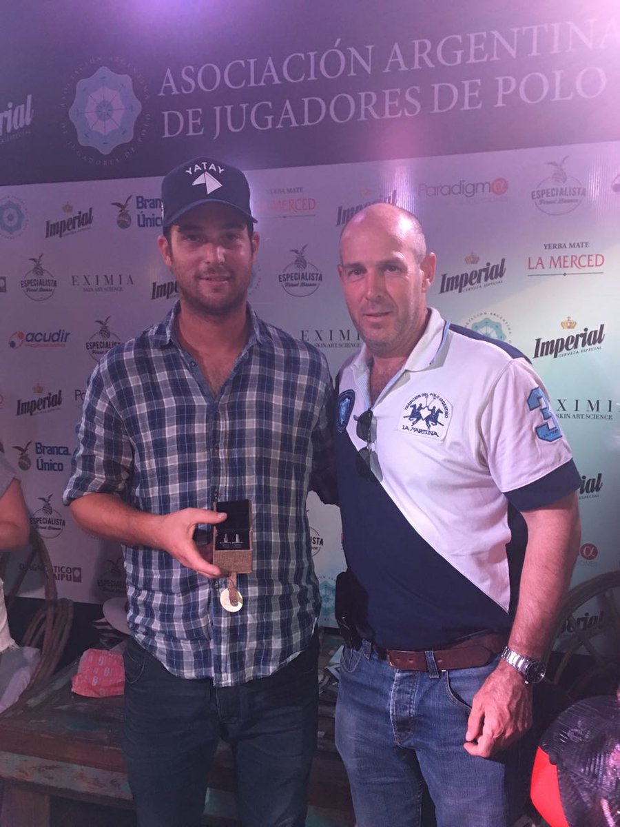 Joaquín Pitaluga recibió el premio al jugador revelación 2016, entregó el premio <a href="/GonzaloDelger/">Gonzalo Delger</a> . <a href="/criayatay/">Cria Yatay</a>