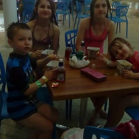 beckski85's tweet photo. My 4 beautiful kids@ the pools 2016 https://t.co/GRimnKQwPO