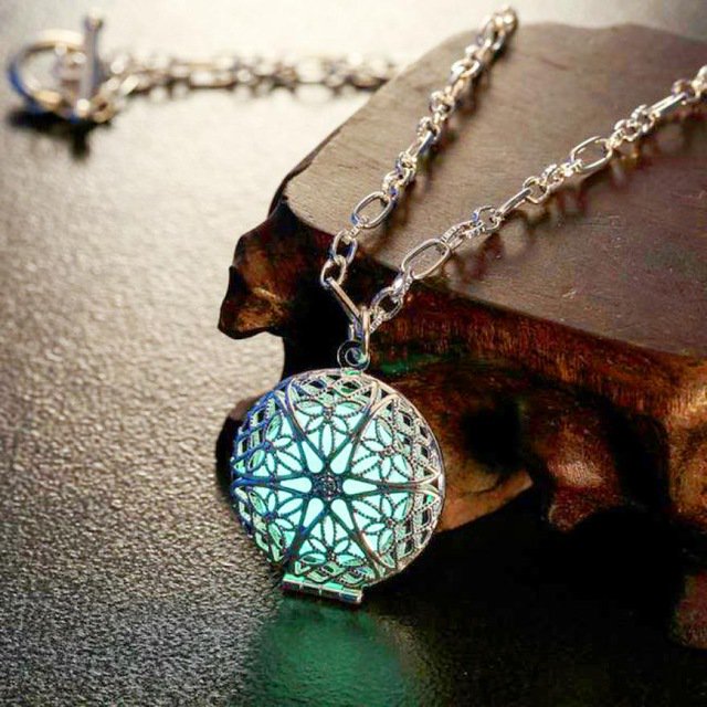 LuminousLocket's tweet image. New! Glowing necklaces! theluminouslocket.com #giftideas #shopsmall #SmallBusiness #GLOW #shine #jewelry #shopping #gift #tistheseason