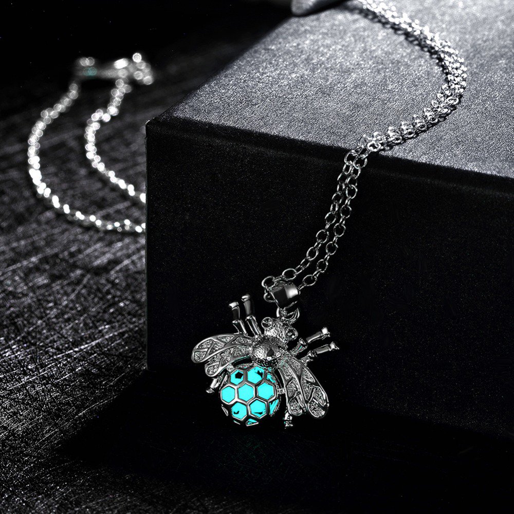 LuminousLocket's tweet image. New! Glowing necklaces! theluminouslocket.com #giftideas #shopsmall #SmallBusiness #GLOW #shine #jewelry #shopping #gift #tistheseason