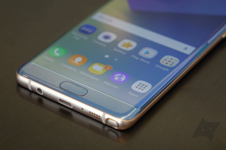 lucaviscardi's tweet photo. Altro giro di vite per gli eroici ribelli del #galaxynote7.  Dal 15 dicembre. Carica batteria max 30%. Resistere,  resistere resistere!!! 😂😂 https://t.co/HvRHcLfbD4