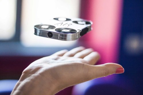 reizigersclub's tweet photo. Met de nieuwe AirSelfie kun je met je smartphone een selfie maken vanuit de lucht https://t.co/5rVsA2ImL0 https://t.co/vSc3TwbTD2