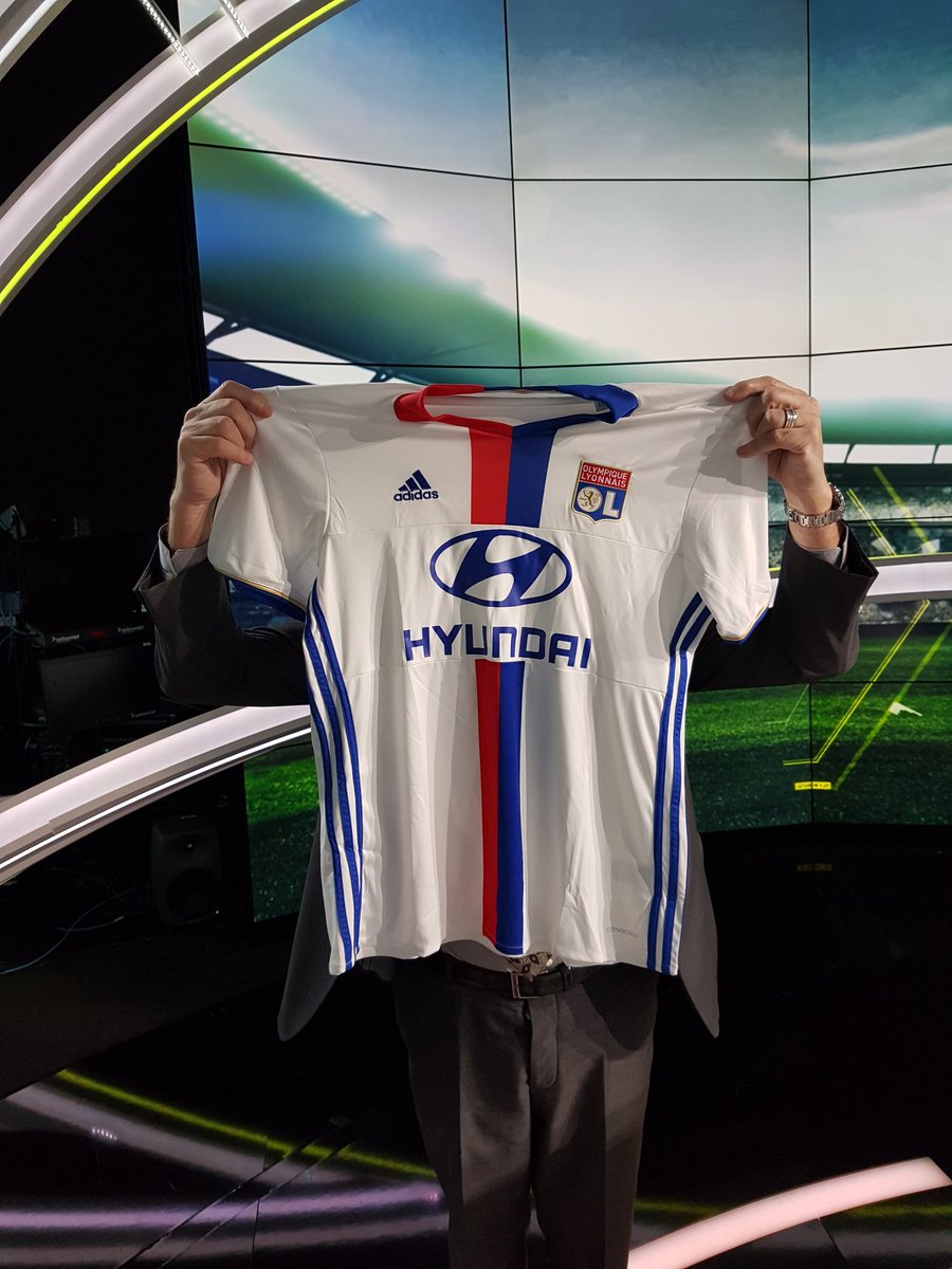 Pr gagner ce maillot (ou le gars derrière 😂) RT DL1  <a href="/OL/">Olympique Lyonnais</a>   tirage au sort avant la fin de l émission