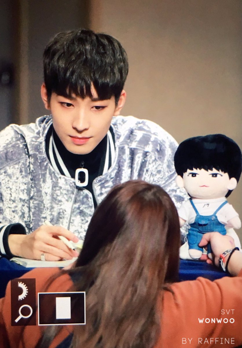 Raffine_WW's tweet photo. 161211 원우
원우 너누 상봉😍
#원우 #WONWOO #세븐틴 #SEVENTEEN @pledis_17 https://t.co/Q6bPCNQuAn