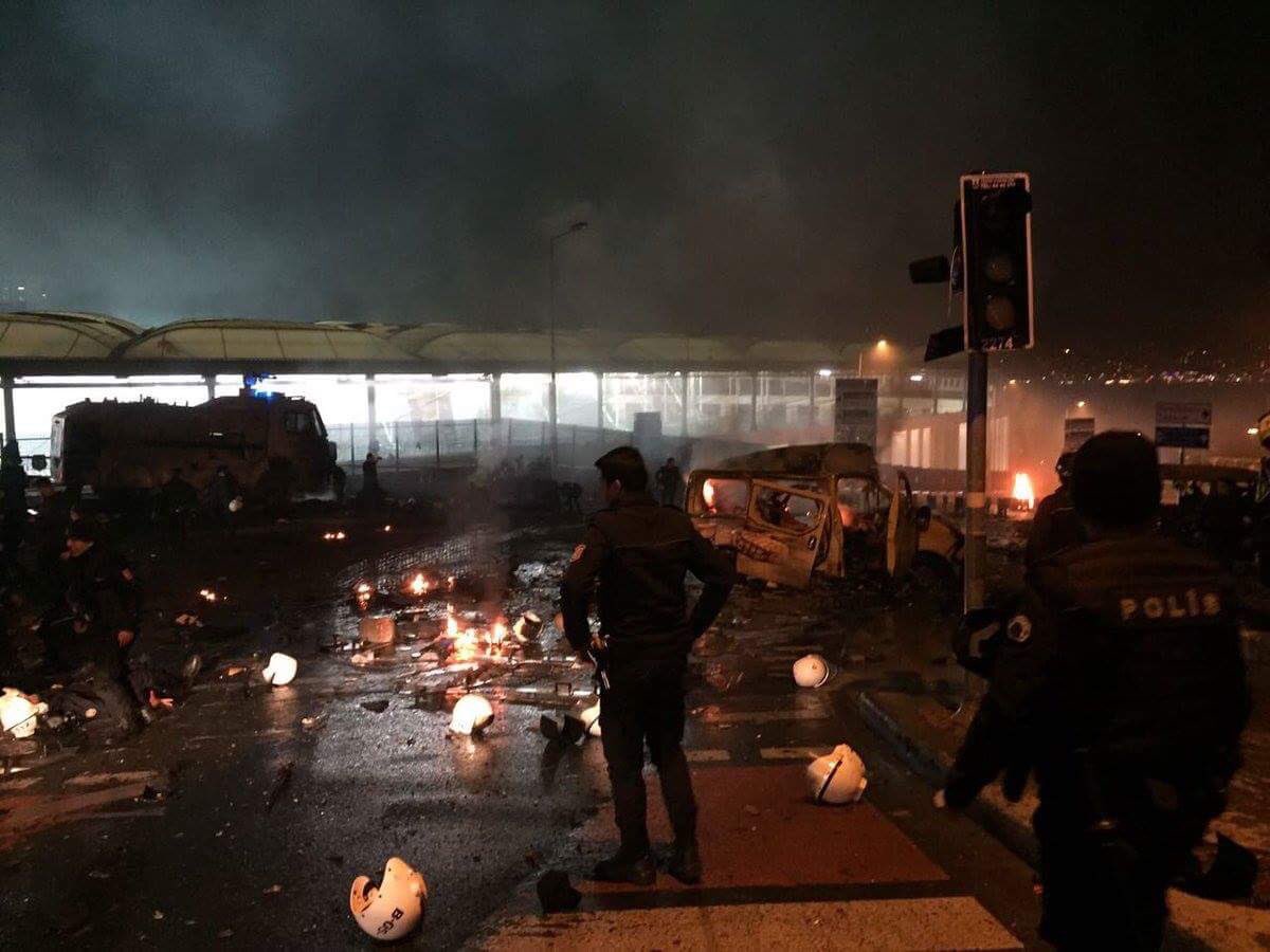symatunc's tweet photo. Şehitlerimize Allah'tan rahmet,yaralılarımıza acîl şifa,ailelere sabırlar diliyorum.
#MilletimizinBaşısağolsun #TeröreLanetOlsun https://t.co/XmF7saMQDi