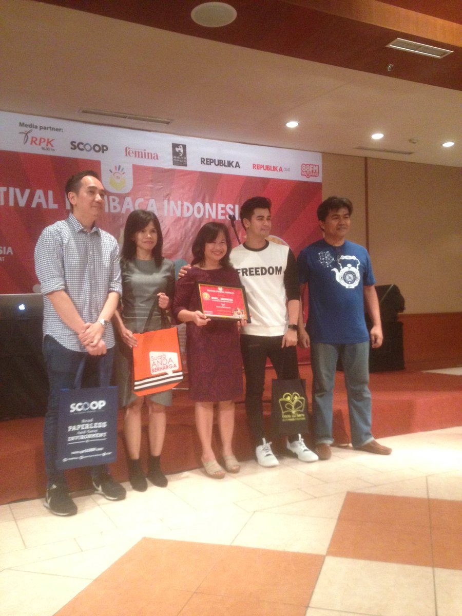 bacaituseru's tweet photo. Pemenang API 2016 untuk Penulis dan Buku Non Fiksi adalah Rosi L. Simamora #IRF2016 https://t.co/oVA5LJ7kxb