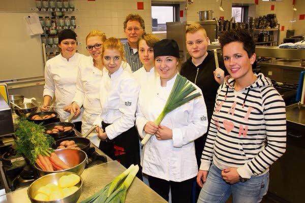 Leerling-koks <a href="/Alfacollege/">Alfa-college</a> maken en verkopen lekkernijen voor Team 7up en <a href="/alpedhuzes/">Alpe d'HuZes</a> Smullen voor het goede doel