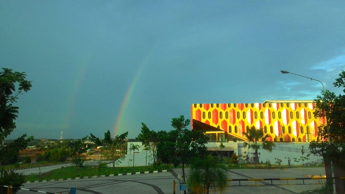 prio_dr's tweet photo. @IklanBalikpapan pelangi kembar, terlihat dari gedung kesenian bpn 17.47wita https://t.co/rEzrvcVyMr