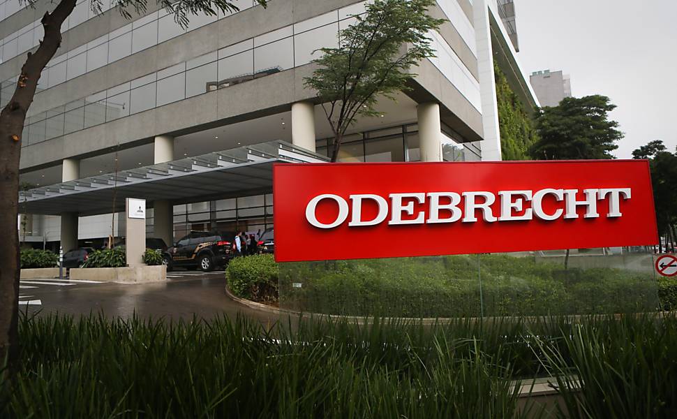 folha's tweet photo. Delação de executivo da Odebrecht cita R$ 88 mi em repasses a 48 políticos https://t.co/9mEUXE7kAm https://t.co/wdlBKt4YhO
