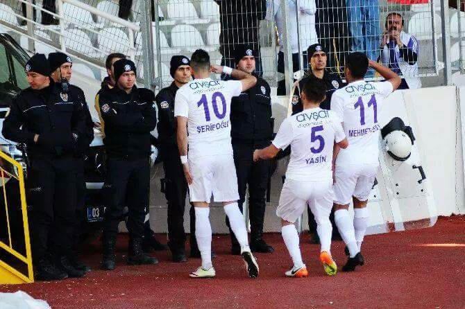 YcelCokun6's tweet photo. #AfjetAfyonspor  gol sonrası çevik kuvvet polisine vefa da bulundu .
yani teröre AF-YOK. #grupafyok https://t.co/mjgEGyjJf6