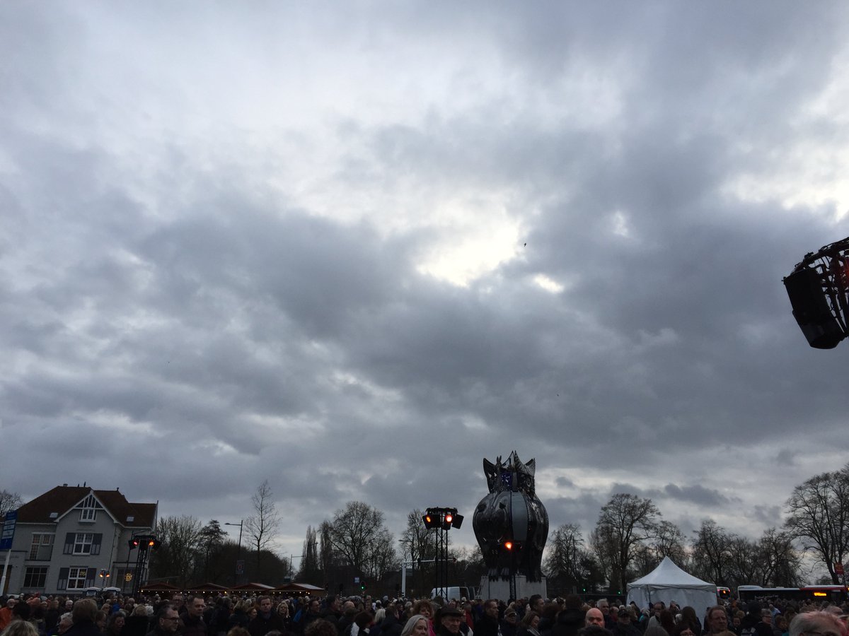 Den Bosch staat massaal op het Wilhelminaplein voor de ontsteking van het BoschBeest. #afsluiting #JeroenBoschjaar #jb500
