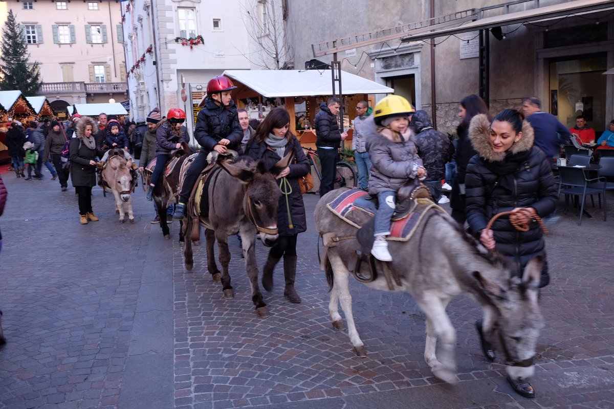 EleBellesini's tweet photo. Mercatini di Natale ad #Arco 👣❤🎄 https://t.co/w4jf8yTvz2