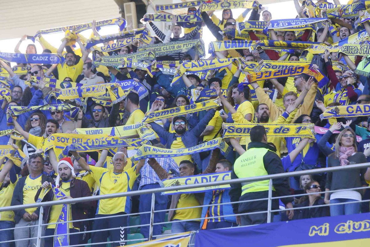 LaLiga's tweet photo. 250 kilómetros no son nada para ver a tu equipo... 💛 #CórdobaCádiz https://t.co/rci7k7yaUW