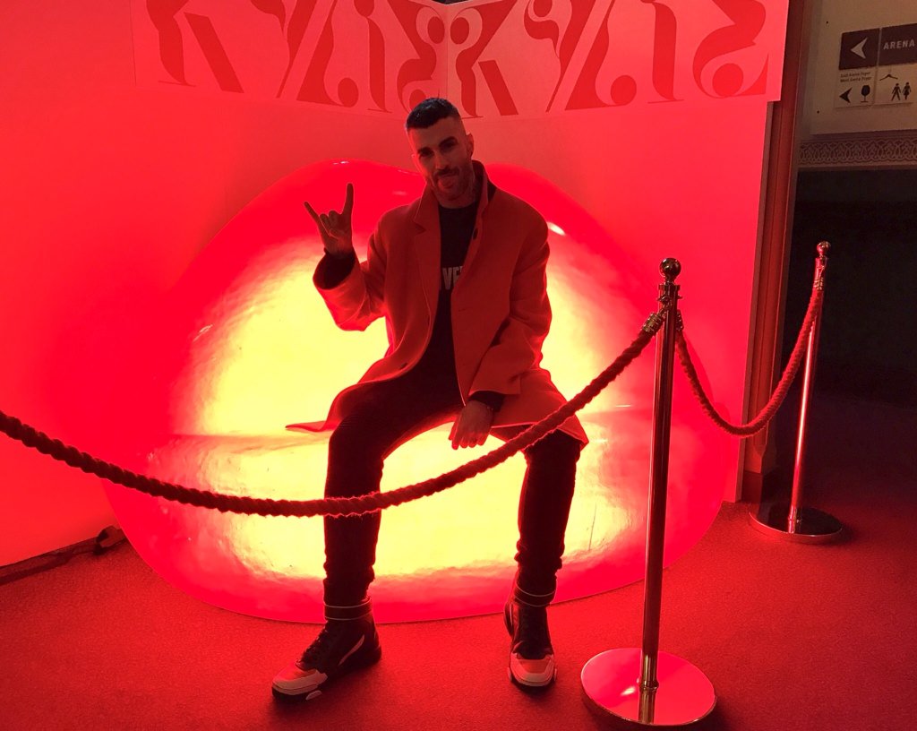 MinogueBrow's tweet photo. Here's @CesarePolini 's pose 👌✨ #KylieChristmasPopUp #KissMeOnce 👄 https://t.co/65Q5Ncq3nj