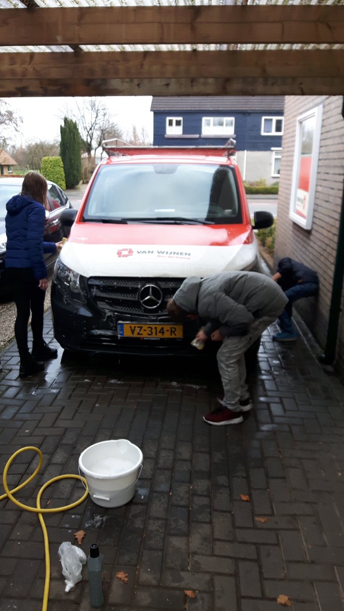 mindertdewit80's tweet photo. Bus van @VanWijnenGroep laten schoonmaken voor @SeriousRequest. https://t.co/9VCIONwL2w