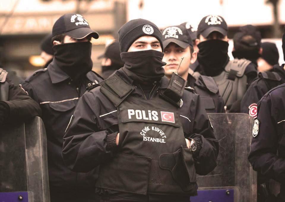 Kim bu cennet vatanın uğruna olmaz ki feda?
Şüheda fışkıracak toprağı sıksan, şüheda!

#MilletimizinBaşısağolsun
#BAŞARAMAYACAKSINIZ
