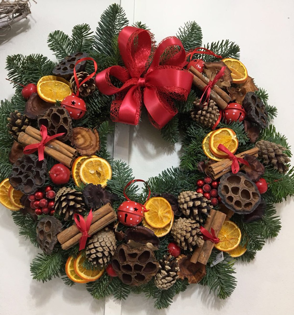 Pristine_Petals's tweet photo. If only you could smell how good this smells through your screen! 
#pine #orange &amp; #cinamonstick #xmaswreath!😍
Pristine.petals@yahoo.co.uk https://t.co/ymP74kETk1
