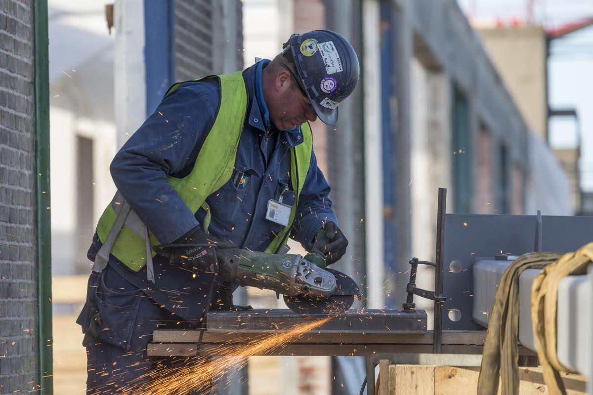 Grote machines lijken de bouwplaats in deze fase te overheersen. Maar 'gewoon handwerk' is er zeker ook (Foto: Ossip Architectuurfotografie)