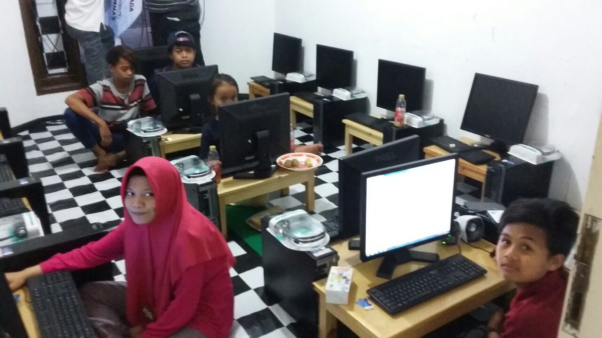 Terima kasih kepada CSR PT. Berlian Sistem Informasi atas pemberian 20unit komputer kpd GIF,  smg sukses selalu 😊