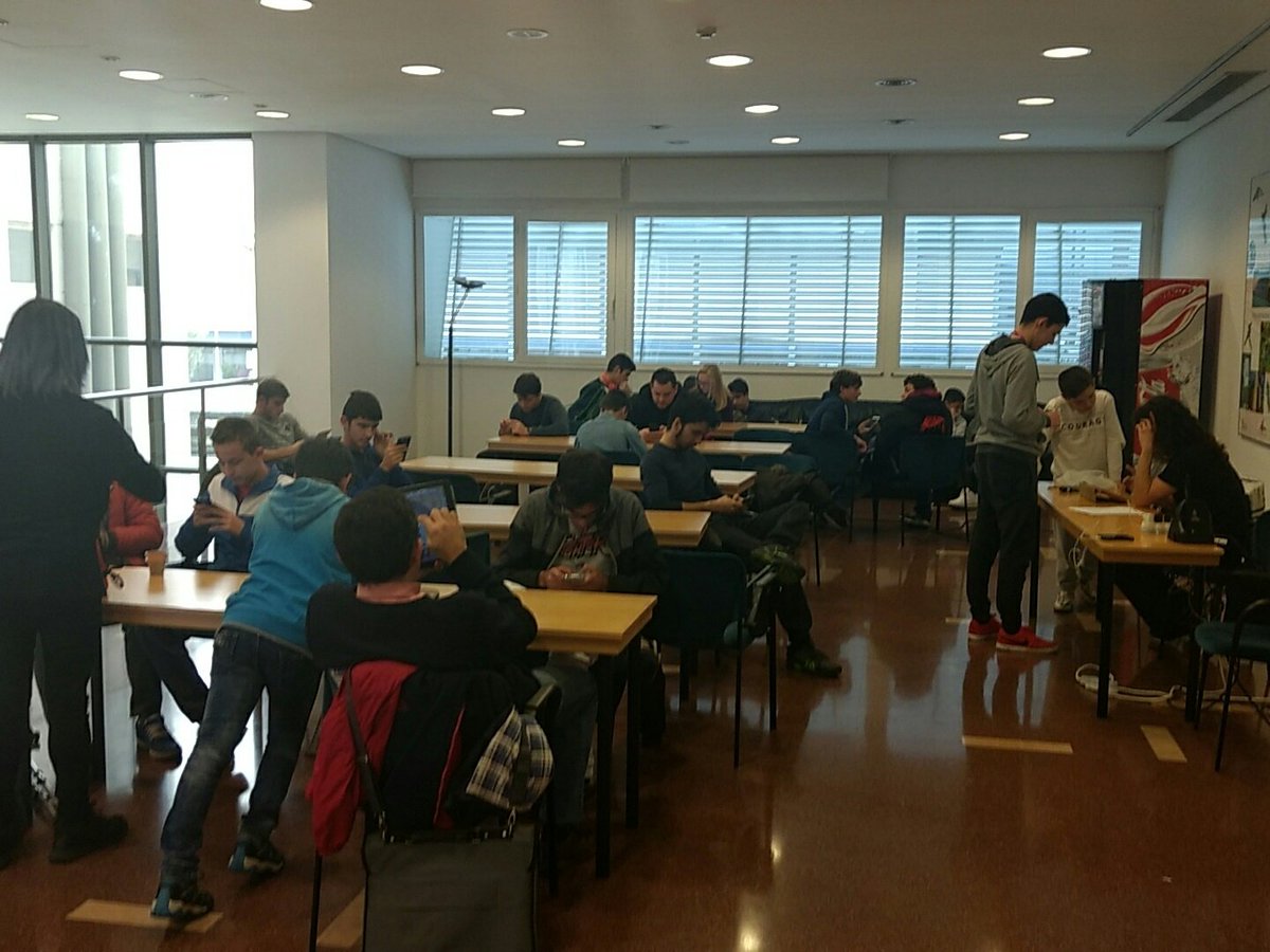ValladolidGamer's tweet photo. Lo bonito de Clash Royale es ver a gente de absolutamente todos los rangos de edades jugando el torneo. https://t.co/y1B8GXckRa