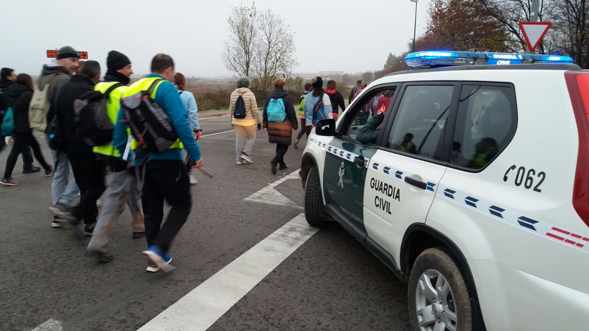 guardiacivil's tweet photo. Más de 200 personas recorren 19 km. en homenaje a las víctimas del atentado contra el Cuartel de Zaragoza del que hoy se cumplen 29 años https://t.co/1GkdoGvDx5