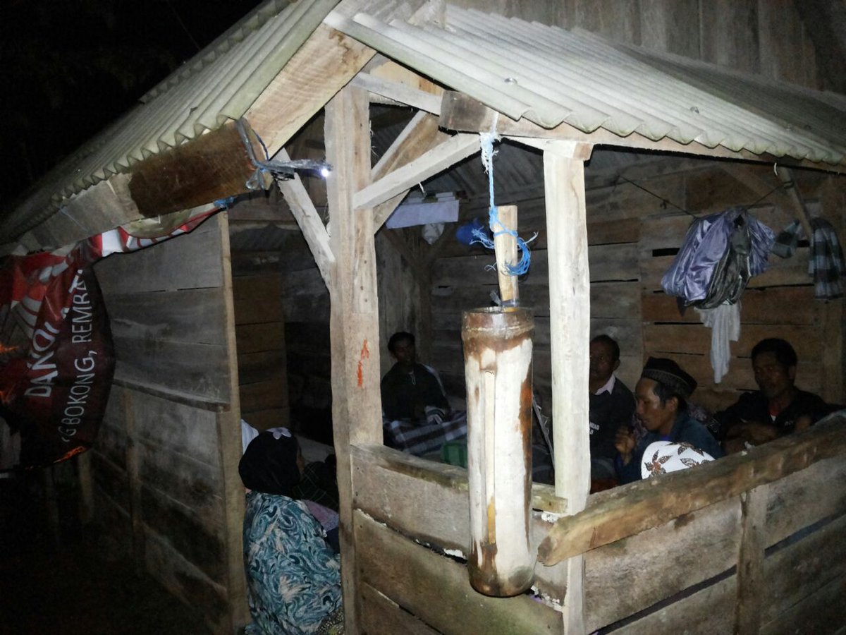 Nalam ini Maulid Nabi Muhammad SAW di Tenda Perjuangan (11/12/2016)
#RembangMasihMelawan
#TolakPabrikSemen