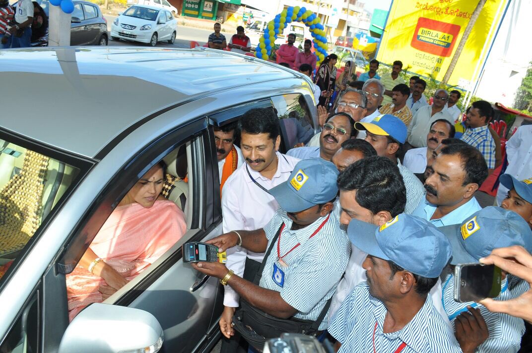 BpclRahul's tweet photo. Hon'ble MP Ms. Shobha Karandlaje launches Cashless Fuelling at BPCL Retail outlet in Chikmagalur. @dpradhanbjp @AshutoshJindalS @BPCLimited https://t.co/NCbR6UkQis