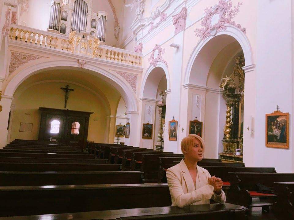 꽃잎과 저녁이 뒤섞인 냄새가 가득한 이곳에서
너는 가장 먼저 냄새를 맡는 사람.
그게 아마 예쁘다는 뜻인가 보다 
모두가 웃고 있었으니까.
나도 계속 웃었고 그것을 멈추지 않았다.
안그러면 슬픈 일이 일어날 거야.

모두 알고 있었지

/황인찬,유독