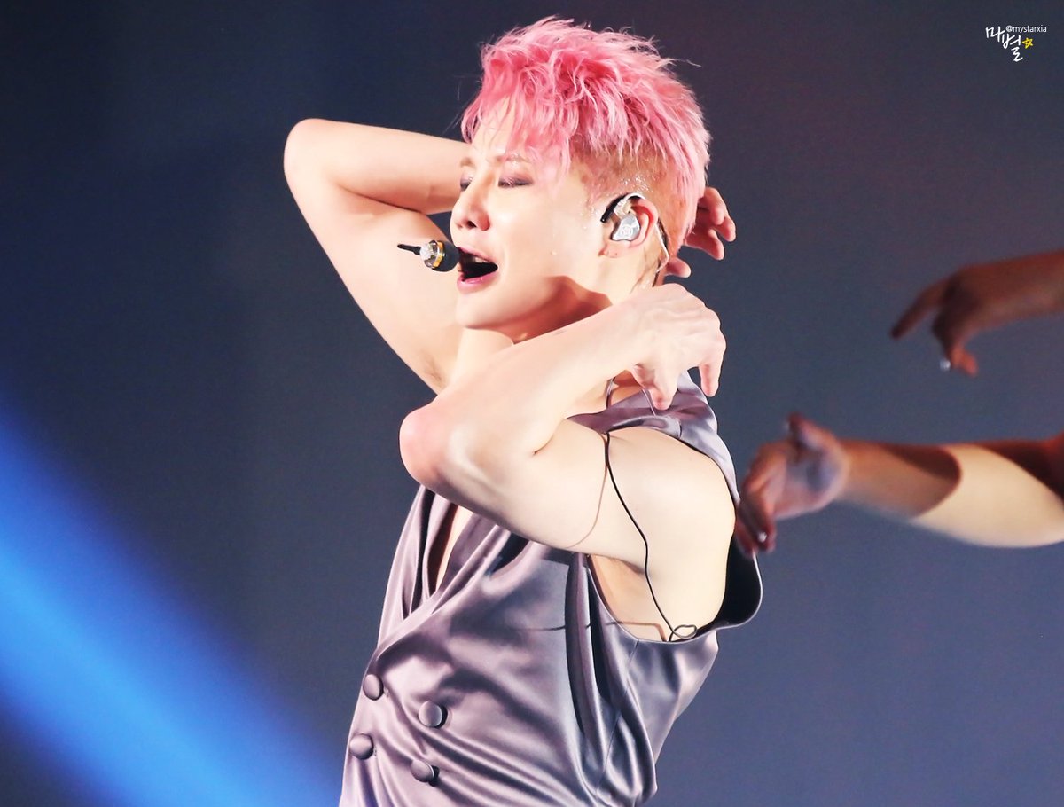 곳곳에 네가 있고
네가 너무 많아.

나는 도무지 내가 무얼 해야
너를 피해 갈 수 있는지 알 수 없었어.

나는 내일 또 어디에서
널 만나야 할지.

울먹이며 오는 동안
어둠이 휘휘 지나갔어.

/진연주,코카인