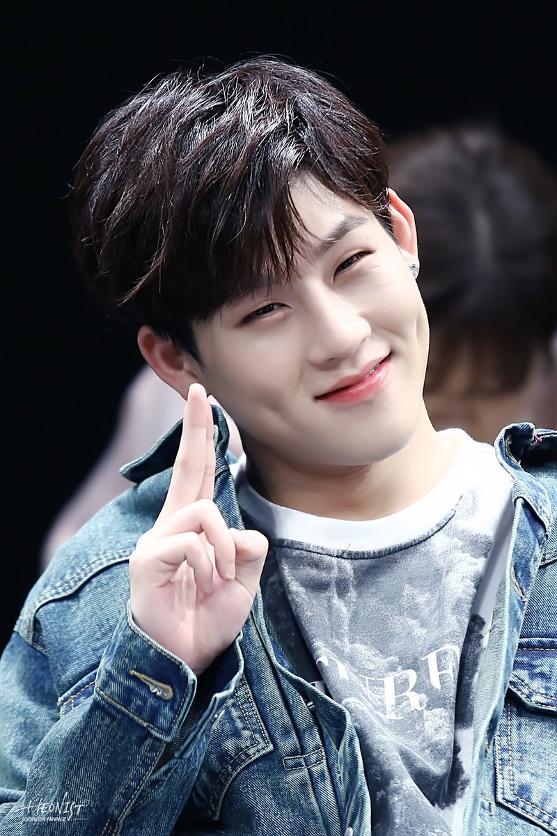 heonistnet's tweet photo. 161113 건대 #주헌 #몬스타엑스 @OfficialMonstaX 쪼옥ㅠ https://t.co/CVnkSqU3tF