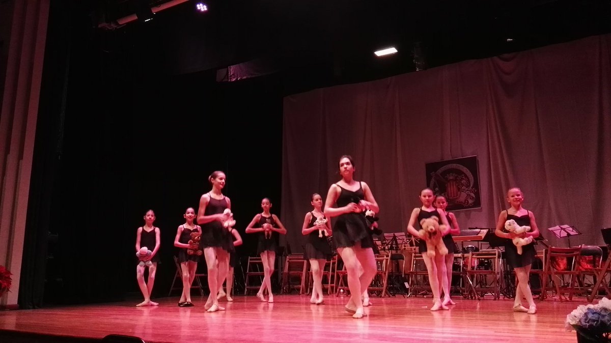 UMMoncada's tweet photo. XI Concierto notas solidarias a beneficio d @aecc_es A cargo de @UMMoncada y @CoppeliusDanza colabora @AytoMoncada https://t.co/CNy3sr1Q6j