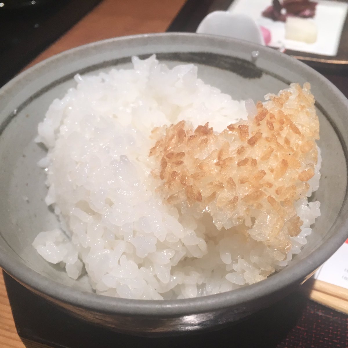 KyotoTimes's tweet photo. #八代目儀兵衛
【八坂さんの向かいの米料亭】

普段は名脇役の白ご飯も、ここ儀兵衛では彼こそ主役。土鍋で炊き上げた銀シャリと、海苔に漬物にちりめん山椒。好みのおかずを選んでどうぞ。

なんとご飯はおかわりし放題。二杯目からはパリッパリのお焦げがついてくるかも！？ https://t.co/yESZrZXzzM