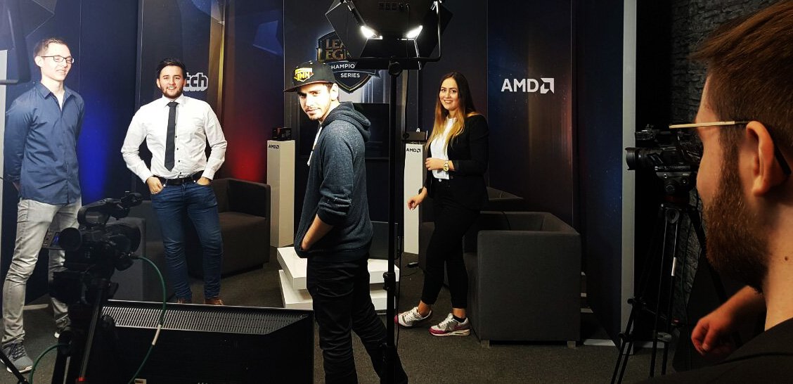 SummonersInnDE's tweet photo. Wir sind mit #AllStarGER live auf:
https://t.co/VoxSbkIij9 - Heute mit dem Finale des Events und den letzten Super-Jochens von #SSDSJ https://t.co/DyvIlcR3d4