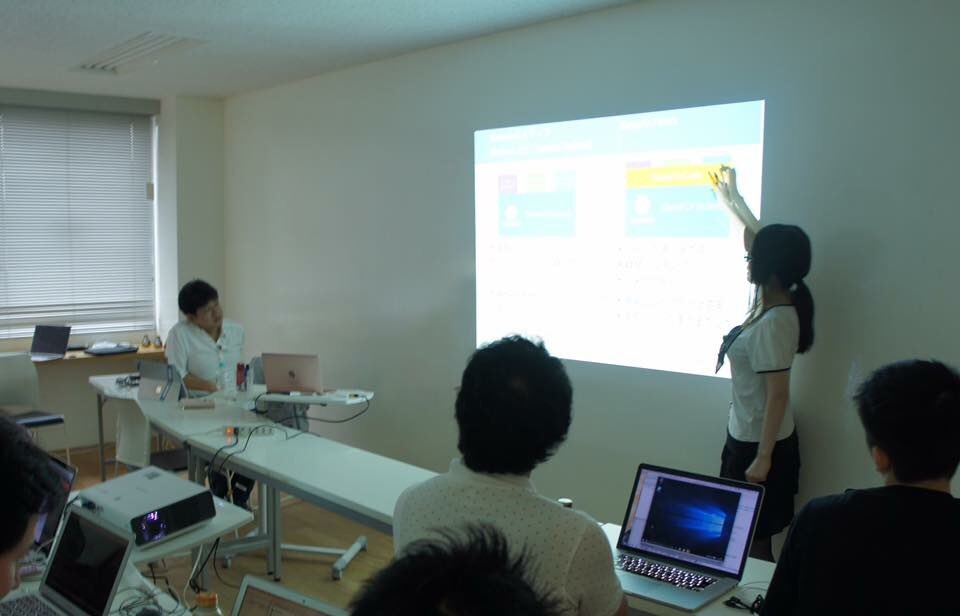 chomado's tweet image. C#だけで iOS/Android などのアプリの作れる開発ツール『Xamarin (ザマリン)』
について話しているところです!
実際に Xamarin を使ってコードを書いてもらったりしてます!
この日は(ドライアイによりコンタクトがドクターストップかかり)眼鏡でした!