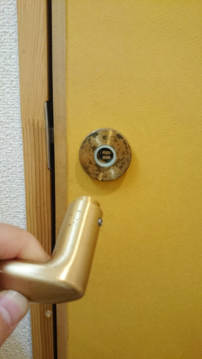 やすのふ あの ガチでピンチなんですが聞いもらってよかですか ドアノブが外れて洗面所に閉じ込められてます 完全にドア破壊 するしか脱出出来ないんですが何かいい方法ないですかね W Wとか言ってる場合じゃねぇ どーすんの Ww T Co