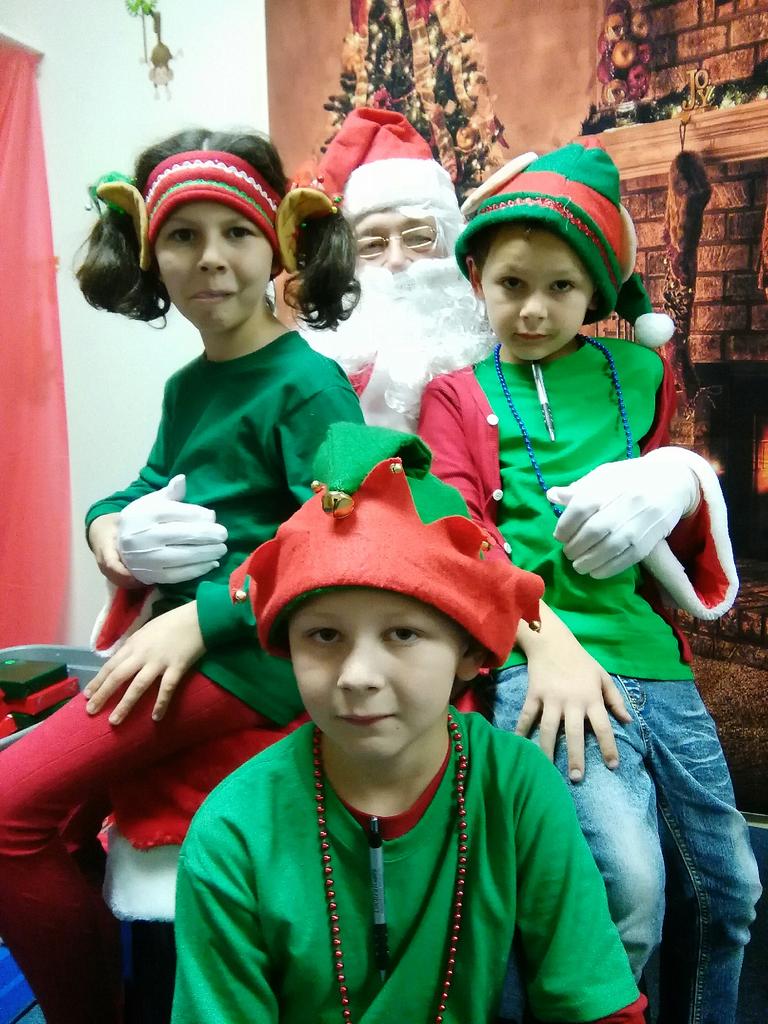 Charlie46392440's tweet photo. Santa with his. Elfs #SantaClaus  #elfs #Christmas #Happiness  #christmastimeishere  #cutenessOVERLOAD https://t.co/10soa51fpS