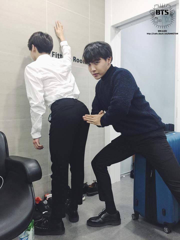 sug_bang's tweet photo. ¿Cómo no amar a éste potro?
Si hasta nos muestra cómo mete los
dedos por el poto, ea.

#WeMissYouJhope https://t.co/oAHNvzoxBn