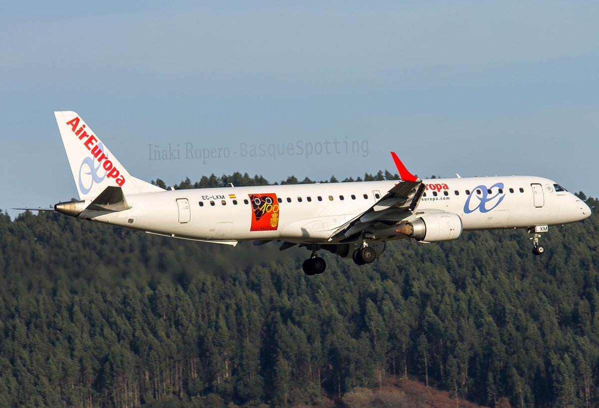 BilbaoSpotters's tweet photo. #BuenasNoches #Goodnight la preciosa luz de atardeceres #otoñales, Embraer 195 @AirEuropa aterrizando pista 12 @bilbaoair @BilbaoAirport :-) https://t.co/ZSAwFkkUrC