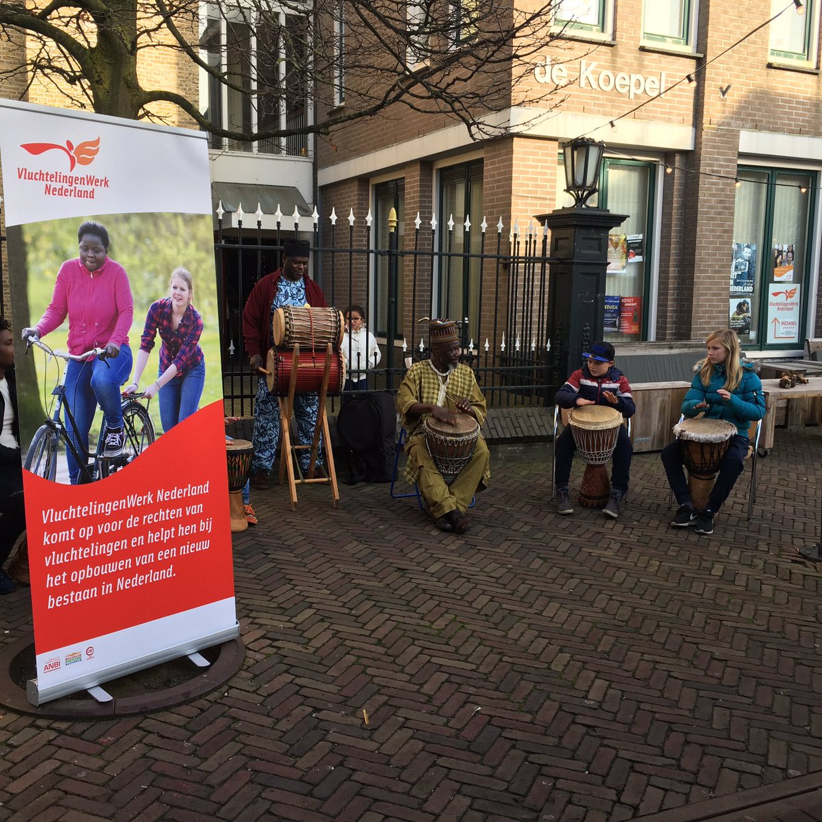 VWNNDFM's tweet photo. #kerstmarkt Joure, Eritrese en Syrische lekkernijen, ontmoeting en muziek! https://t.co/bLRiDiqBbr